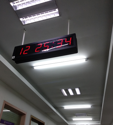 学校时钟实物图.png